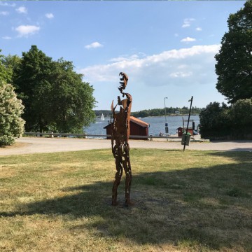 Avtrycket av en person som ser på havet
