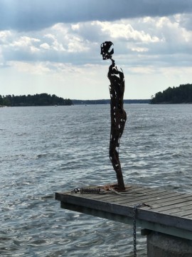 Avtrycket av en person som ser på havet