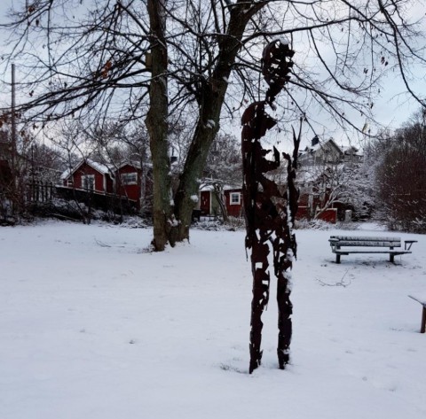 Avtrycket av en person som ser på havet