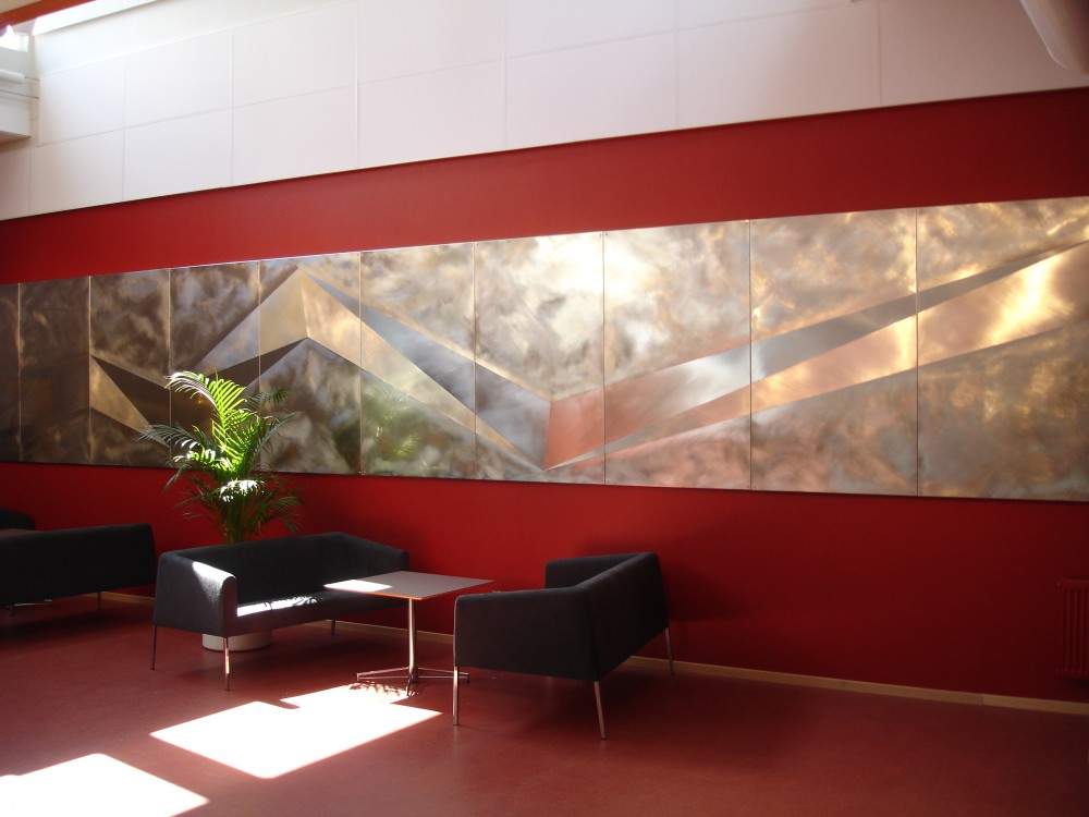 <h1><a href='/medlemmar/alexius-huber'>Alexius Huber</a></h1><h4>Relief i ädelstål, 10x1,6m. "Vattnets optiska rörelse" - Rönnegymnasiet, Ängelholm 2009</h4>
